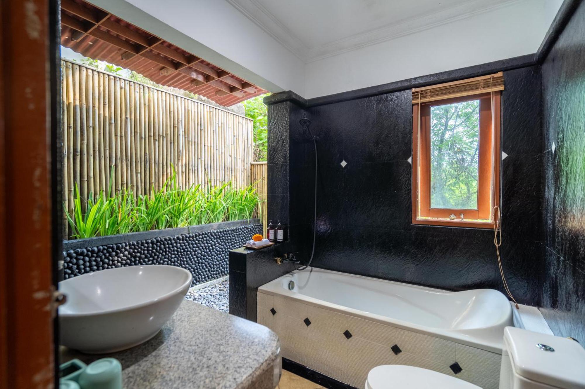 Villa Kamayana, Peaceful & Quiet 6br With Huge Pool And Tropical Garden
